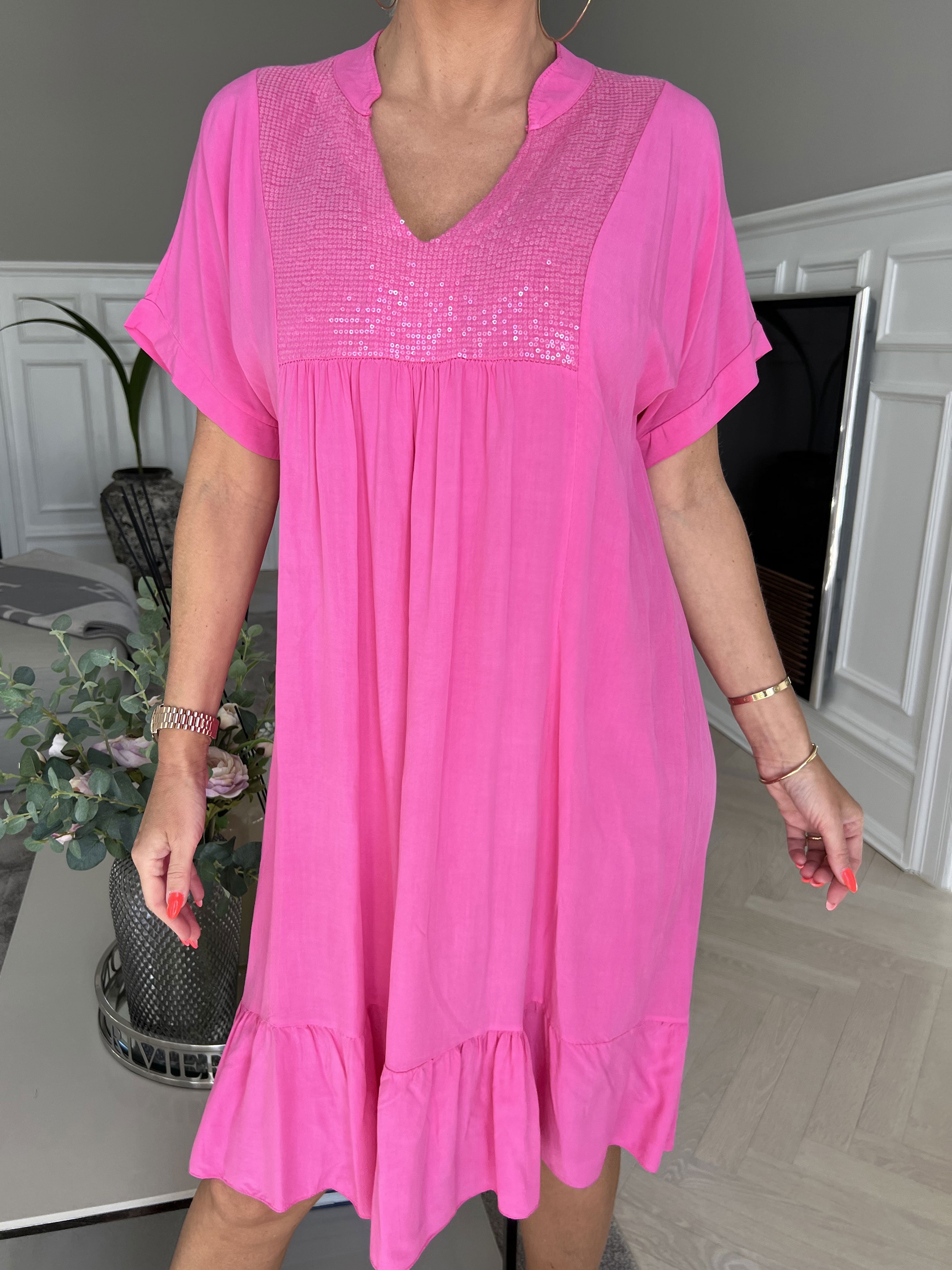 Cecil - Kjole i viskose med pailletter og flæsekant forneden